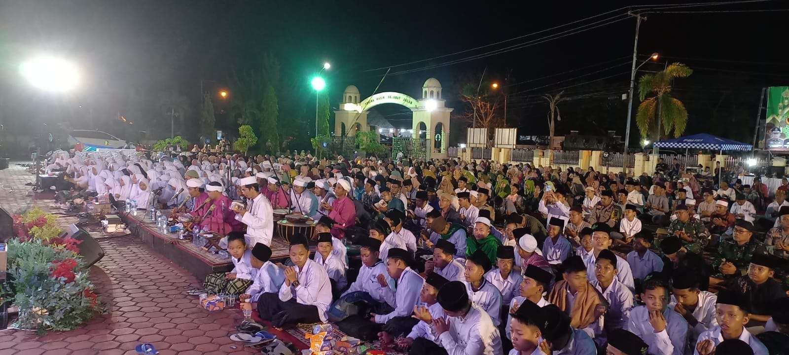 Polres Bengkalis Bersholawat yang mengangkat tema 'Segarkan Jasmani, Bugarkan Rohani dan Sinarkan Rohani'